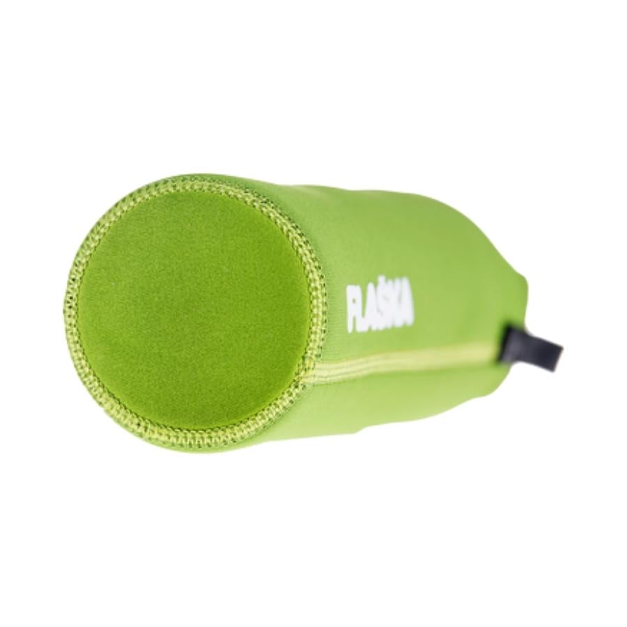 vista de la base de la botella reutilizable de vidrio flaska con funda de neopreno verde y diseño flor de loto