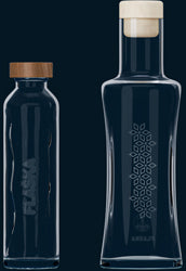 Dos modelos de la botella de agua Flaska de vidrio: una cilíndrica con tapón de madera y otra curvilínea con grabado.