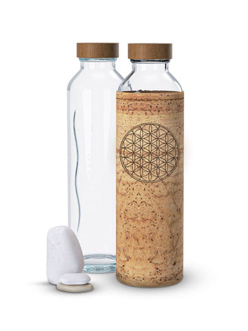 Botella de agua de cristal Flaska con tapón de madera y funda premium de tela de corcho natural con diseño de flor de la vida.