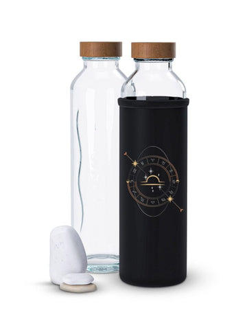Dos botellas de cristal Flaska con tapón de madera, una transparente y otra en funda de neopreno negra con diseño de signo zodiaco Libra.