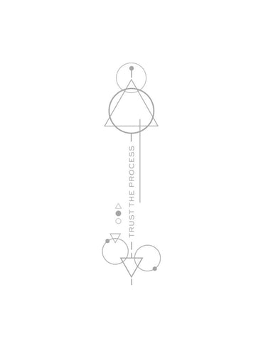 Diseño geométrico con círculos, triángulos, flechas y el texto "Confía en el proceso" en orientación vertical