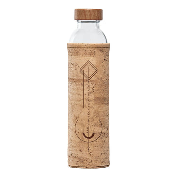 botella de agua de cristal Flaska con tapón de rosca y funda protectora de tela de corcho con diseños geométricos pirograbados y el texto "Protege tu Paz"