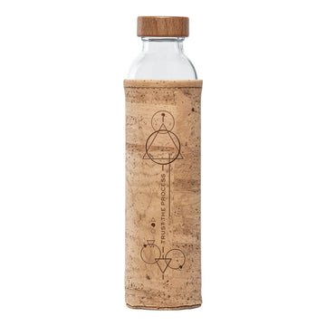 botella de agua de cristal Flaska con tapón de rosca y funda protectora de tela de corcho con diseños geométricos pirograbados y el texto "Confía en el Proceso"