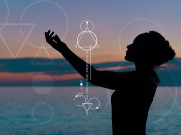 Silueta de una persona con los brazos en alto, frente a una puesta de sol sobre el mar. La botella está decorada con diseños geométricos y la frase "Confía en el proceso".