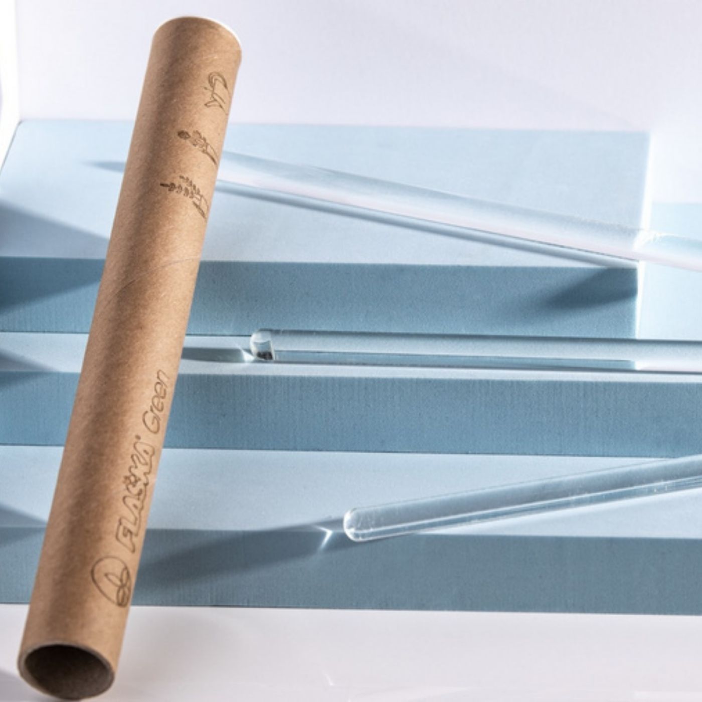 flaska green varilla de vidrio programado para estructurar el agua de tus plantas, pack de 3 unidades con embalaje de cartón tubular sobre fondo azul escalonado