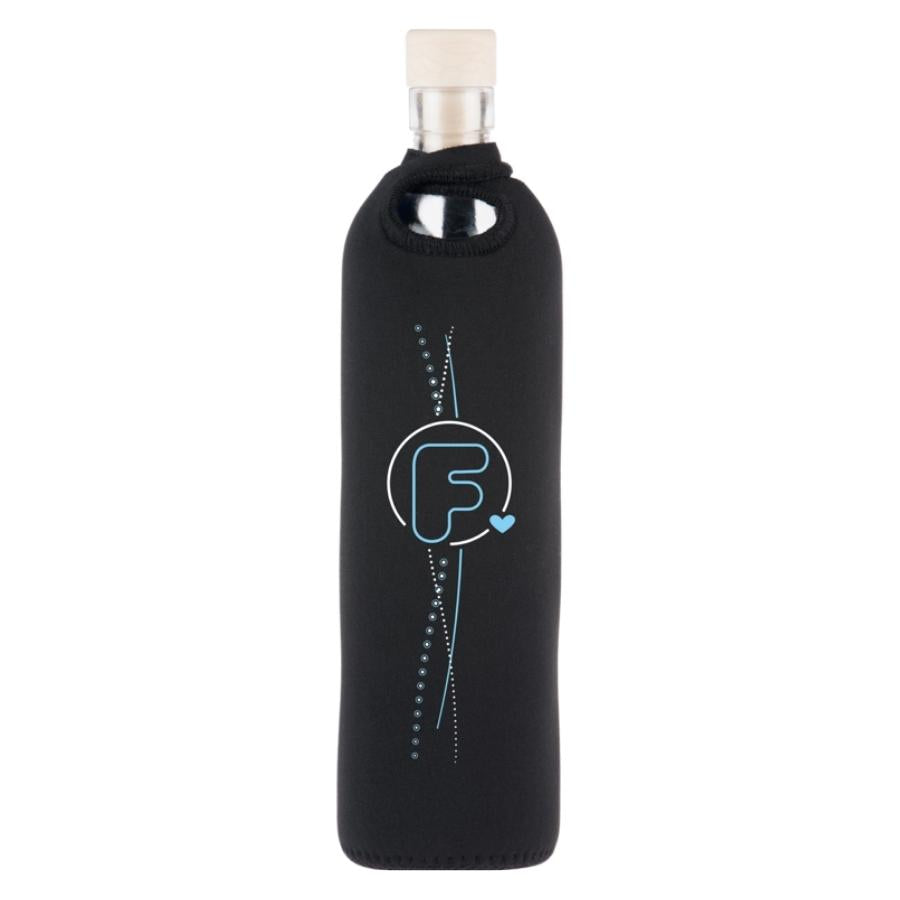 botella reutilizable de vidrio flaska con funda de neopreno negra y diseño logo flaska