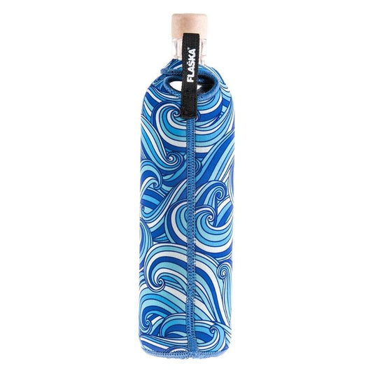 vista posterior botella reutilizable de vidrio flaska con funda de neopreno diseño olas del mar azules