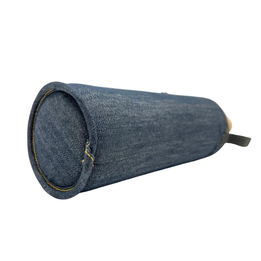 vista de la base de la botella reutilizable de vidrio flaska con funda de neopreno diseño vaquera