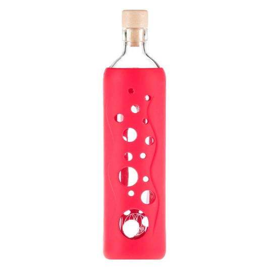vista posterior de botella reutilizable de vidrio flaska con funda de silicona con agujeritos roja
