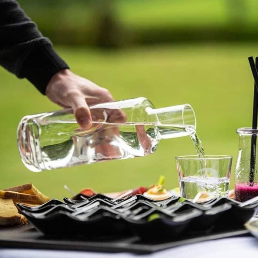 jarra de cristal Flaska Vodan de 1l sirviendo agua en vaso de cristal