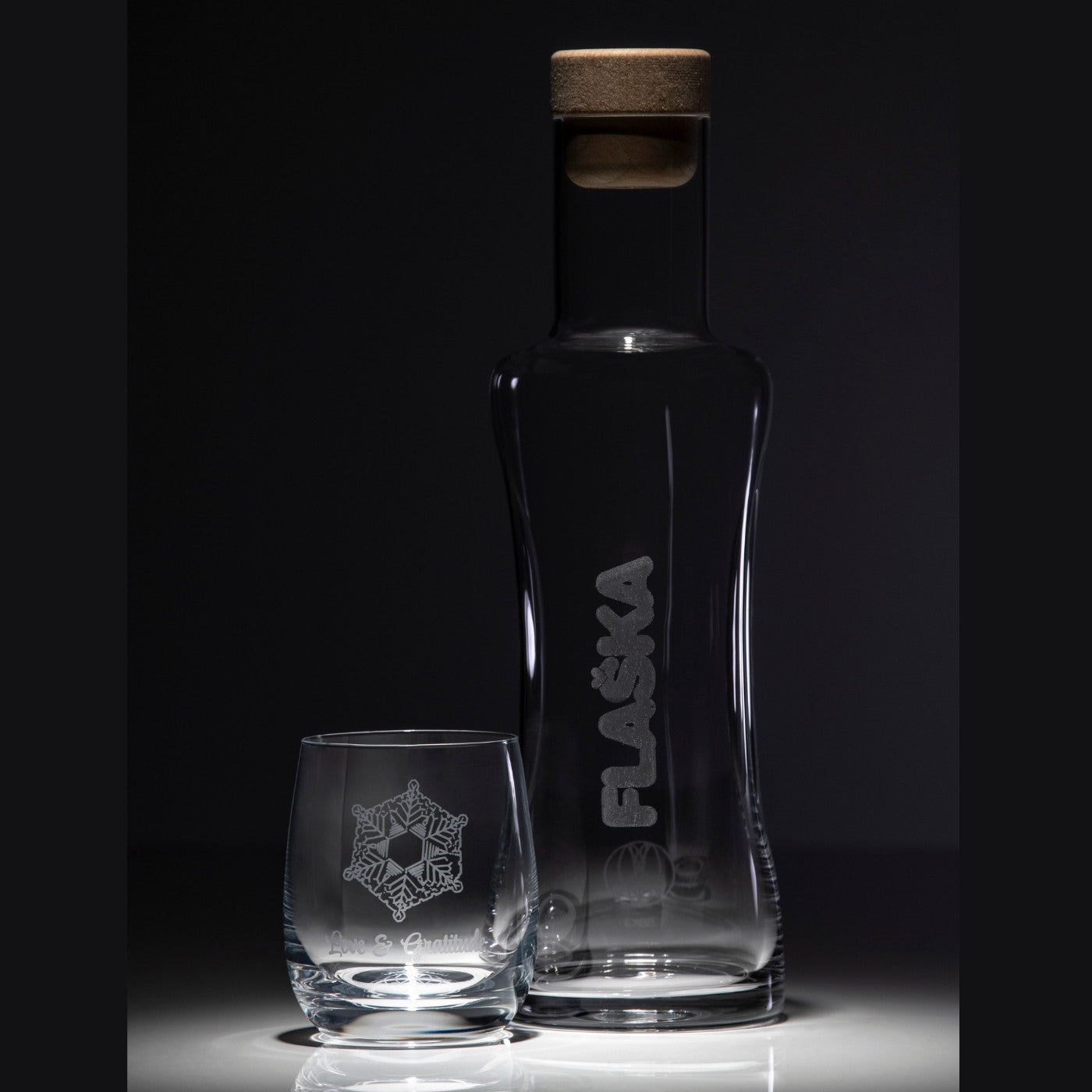 vaso de agua de cristal emoto junto a jarra de cristal de agua Flaska